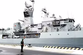 Une navire de la Marine royale australienne au port de Cam Ranh