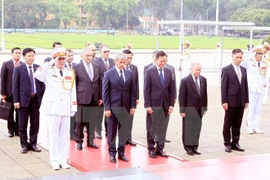 Le Premier ministre roumain termine sa visite officielle au Vietnam 