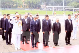 Le Premier ministre roumain termine sa visite officielle au Vietnam 