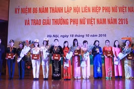 Dix femmes exemplaires du Vietnam à l'honneur