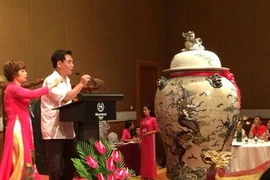 Cinq œuvres d’art vietnamiennes s'envolent aux premières enchères à Hanoi