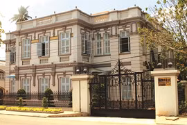 Trois maisons historiques dans le delta du Mékong