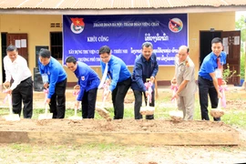 De jeunes volontaires hanoïens à Vientiane