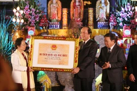 La vice-présidente remet le certificat couronnant le temple Trân Thuong