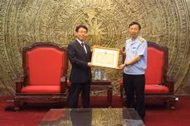 Satisfecit du Département général des Douanes remis à la JICA