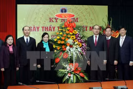 Des dirigeants félicitent les médecins vietnamiens