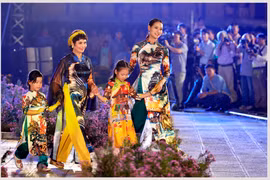 L’ao dài fait son festival dans l’ancienne cité royale de Thang Long