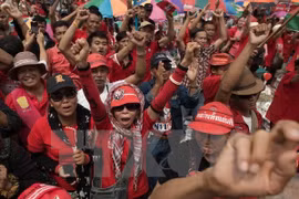 Thaïlande: les "chemises jaunes" et les "chemises rouges" s'affrontent en ligne 
