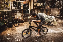  Cinq photographes zooment sur la vie des rues à Sai Gon