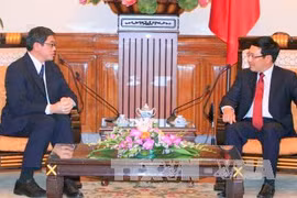 Pham Binh Minh reçoit deux diplomates laotien et singapourien