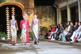 Le Festival de l'"ao dài" à Hanoï