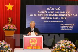 Les dirigeants du Parti, de l’Etat, du gouvernement, de l’AN et du Front de la Patrie vont aux urnes