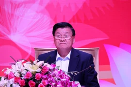 Le Premier ministre laotien dialogue avec des entreprises vietnamiennes