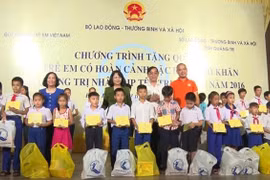 La vice-présidente Dang Thi Ngoc Thinh à la Fête de la Lune à Da Nang