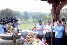 Le PM Nguyen Xuan Phuc rend hommage aux morts pour la Patrie