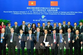 Le Premier ministre dialogue avec des hommes d'affaires chinois