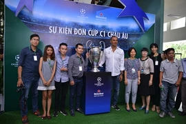 Le trophée de la Ligue des Champions présenté au Vietnam