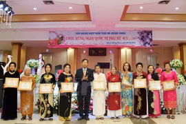 Les femmes vietnamiennes au Laos fêtent leur Journée