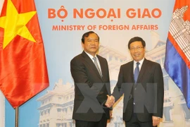 Entretien entre les ministres des Affaires étrangères Vietnam-Cambodge
