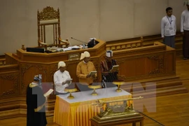 Le nouveau président du Myanmar prête serment