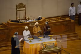 Le nouveau président du Myanmar prête serment