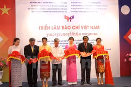 La presse vietnamienne s'expose et impressionne au Laos