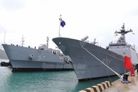 Deux navires de la Marine sud-coréenne font escale à Khanh Hoa 