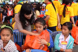 Remise de cadeaux du Têt aux démunis