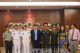 Des autorités de Khanh Hoa reçoivent une délégation de la Marine chinoise