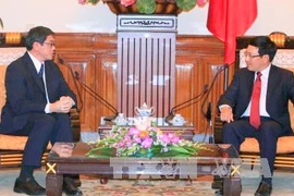 Pham Binh Minh reçoit deux diplomates laotien et singapourien