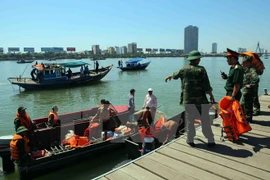 Trois personnes portées disparues dans le naufrage d'un bateau de tourisme