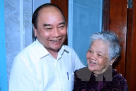 Nguyen Xuan Phuc offre des cadeaux à des familles méritantes à Can Tho