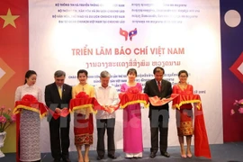La presse vietnamienne s'expose et impressionne au Laos