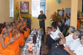 Remise de cadeaux aux Khmers en l'honneur de la fête Sene Dolta