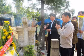 Têt : de nombreux visiteurs rendent hommage au général Vo Nguyen Giap