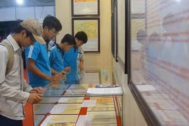 Exposition «Hoàng Sa, Truong Sa du Vietnam - les preuves historiques et juridiques» à Vinh Long