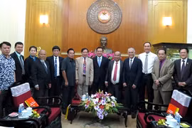 Une délégation des avocats laotiens reçue par un dirigeant du Front de la Patrie du Vietnam