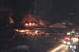 Un marché des Vietnamiens au Laos prend feu