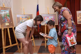 Exposition de peintures célébrant la Journée russe de la famille, de l’amour et de la fidélité