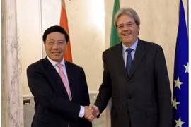 Le vice-PM Pham Binh Minh s’entretient avec le ministre italien des Affaires étrangères