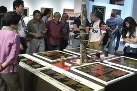 Présentation de la laque poncée dans le vieux quartier de Hanoi