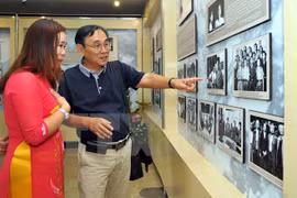 Vernissage de l'exposition "Suivre à vie le Parti" à Hanoi