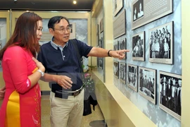 Vernissage de l'exposition "Suivre à vie le Parti" à Hanoi