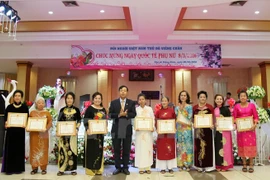 Les femmes vietnamiennes au Laos fêtent leur Journée