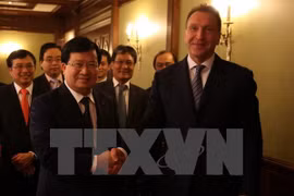 Le vice-Premier ministre Trinh Dinh Dung en visite de travail en Russie