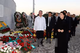 La présidente de l’AN du Vietnam rend hommage au leader cubain Fidel Castro