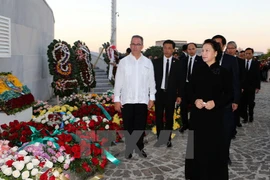 La présidente de l’AN du Vietnam rend hommage au leader cubain Fidel Castro