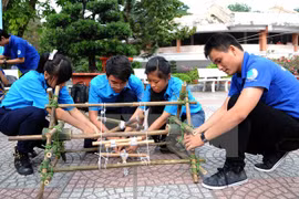 Les jeunes vietnamiens marchent fermement sous le drapeau du Parti 