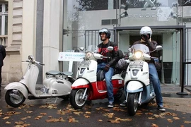 Deux aventuriers français au guidon sur 12.000 km, de Paris à Hô Chi Minh-Ville