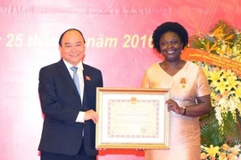 Remise de l’Ordre de l’amitié à Victoria Kwakwa